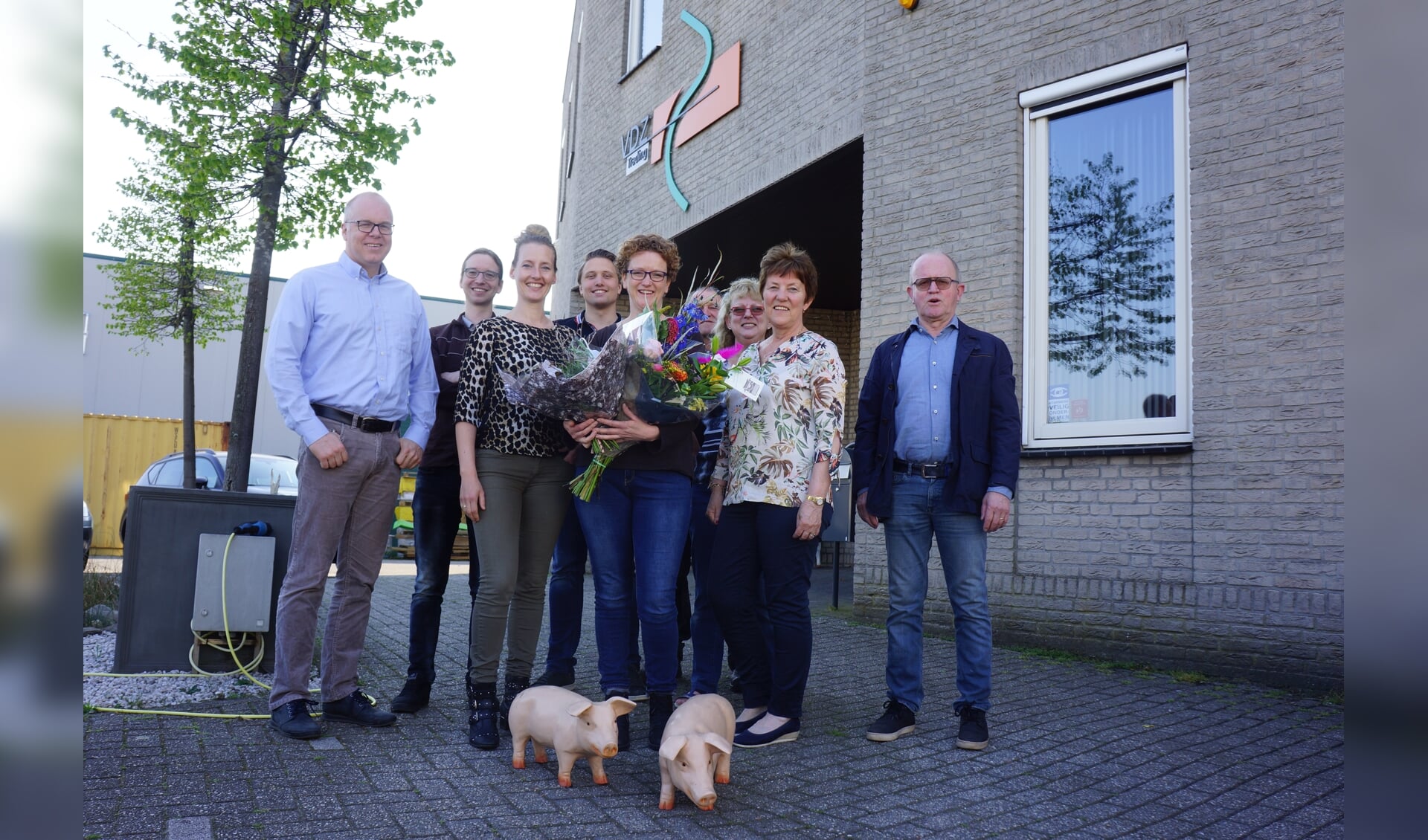 Ingeborg (winnaar 2019) straalt hier met haar collega's. Eigenaar Roel staat er niet bij door een zakenreis.