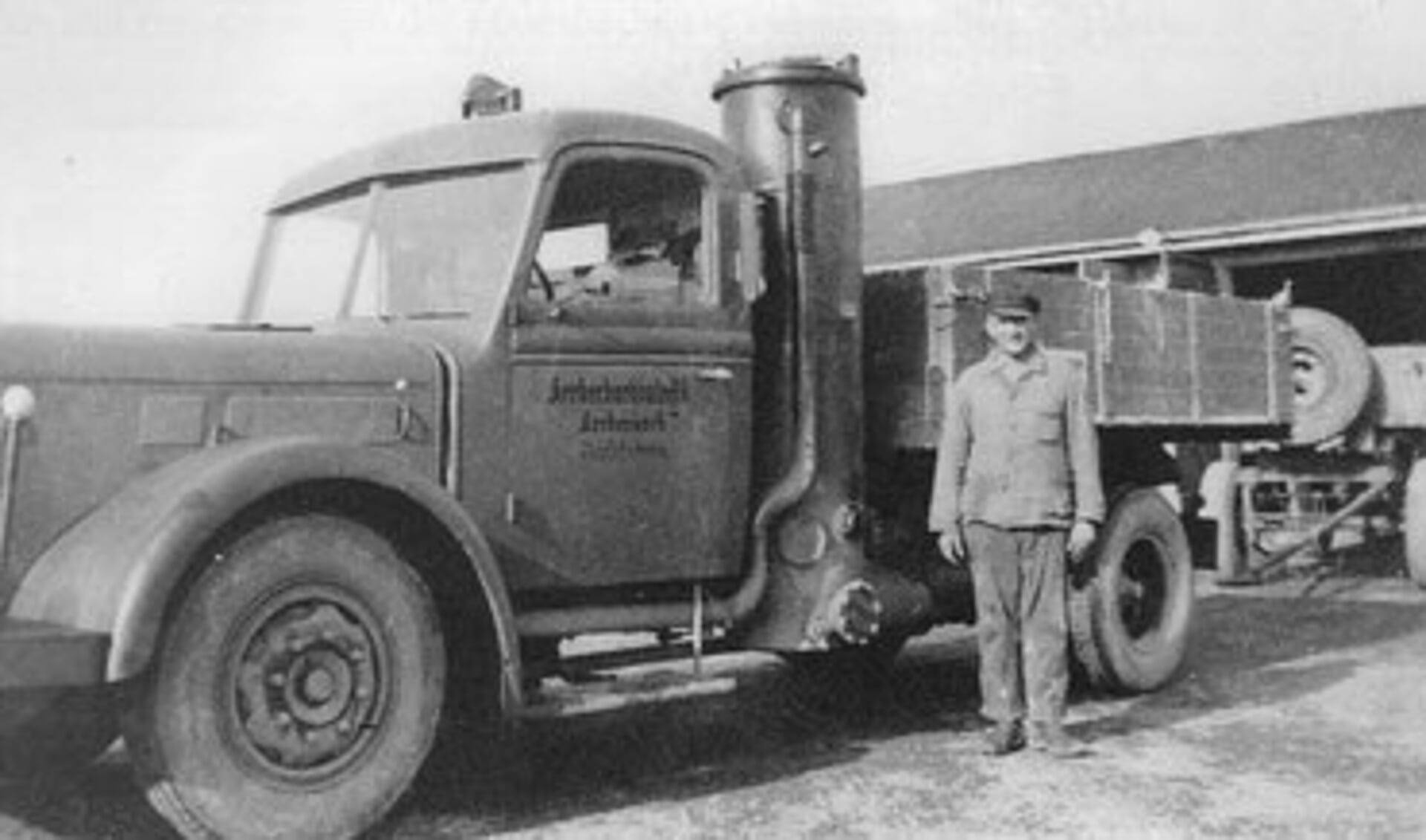 Foto 5 Een vrachtwagen met open laadbak en met een houtgestookte gasgenerator