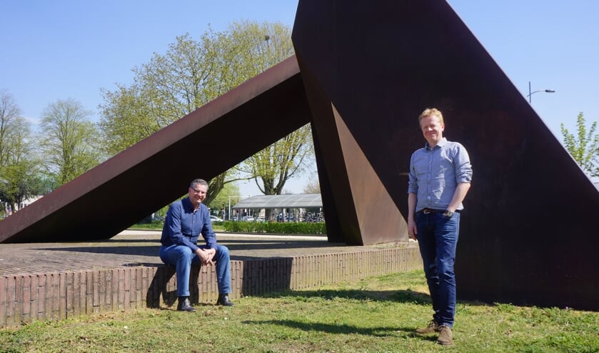 Erik Tausch en Arno van Alebeek achter het gemeentehuis. | Fotonummer: 553692