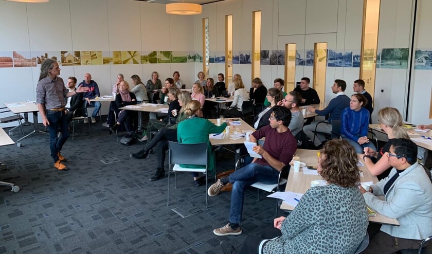 De groep luister geboeid naar de presentatie. | Fotonummer: a491d6