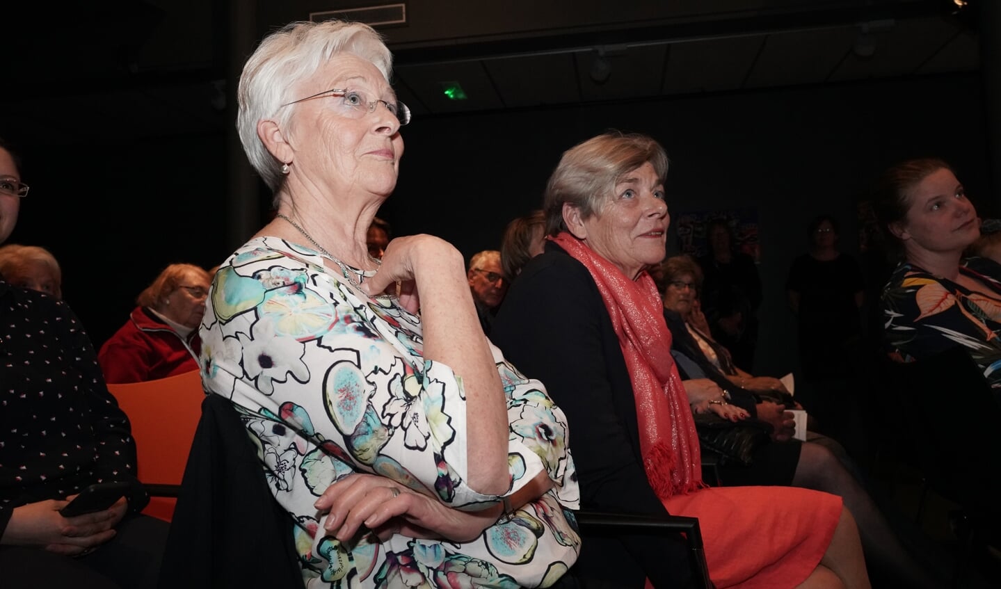 De mevrouw met de rode jurk is Claartje Dirven de weduwe van Matieu.