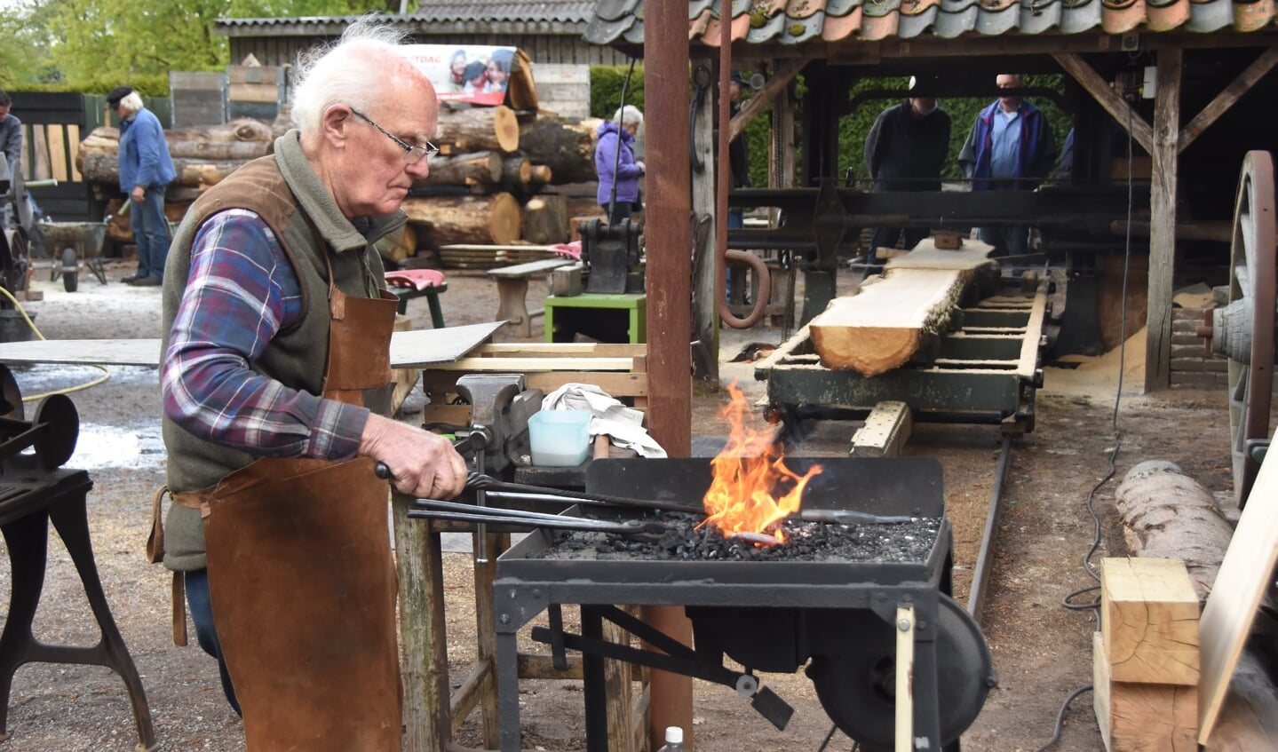 Karel Kusters is met zijn 88 de oudste vrijwilliger bij de bouw van de stoomklompenfabriek