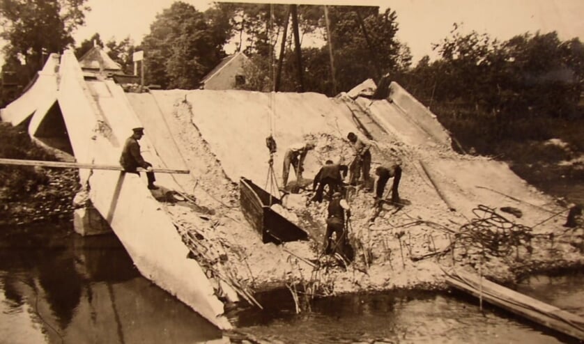 11 mei 1940: De opgeblazen brug in Nijnsel. | Fotonummer: f526de