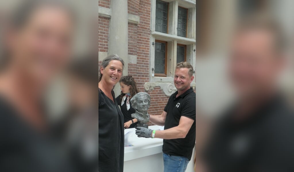 Maaike levert het kunstwerk in bij het Rijksmuseum.