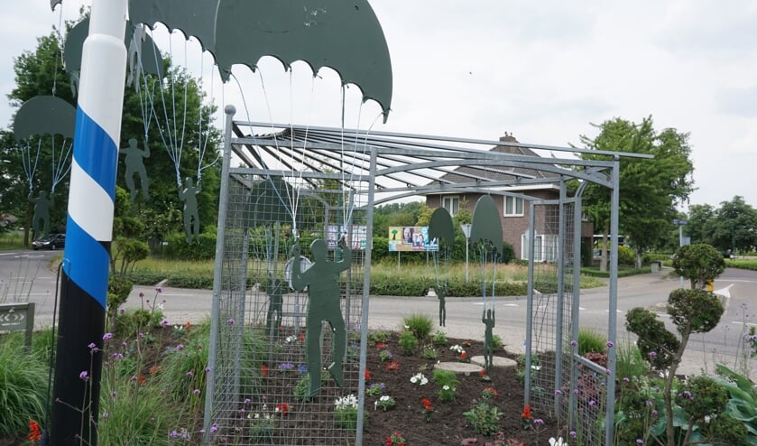 De rotonde is verfraaid met enkele parachutisten. | Fotonummer: f39866