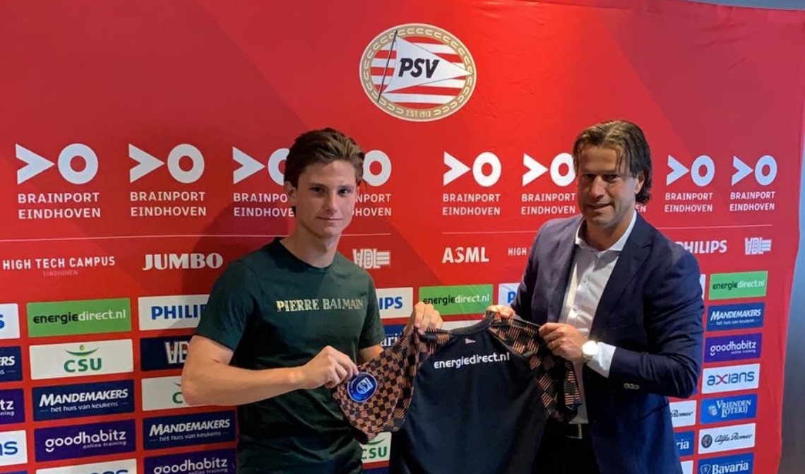 Mees op de foto met Ernest Faber, hoofd jeugdopleiding PSV en tevens oud verdediger van de Eindhovenaren.
