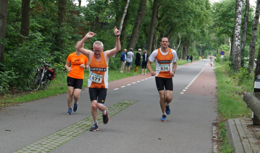 Juichend kwamen sommige deelnemers over de streep. | Fotonummer: c43a77