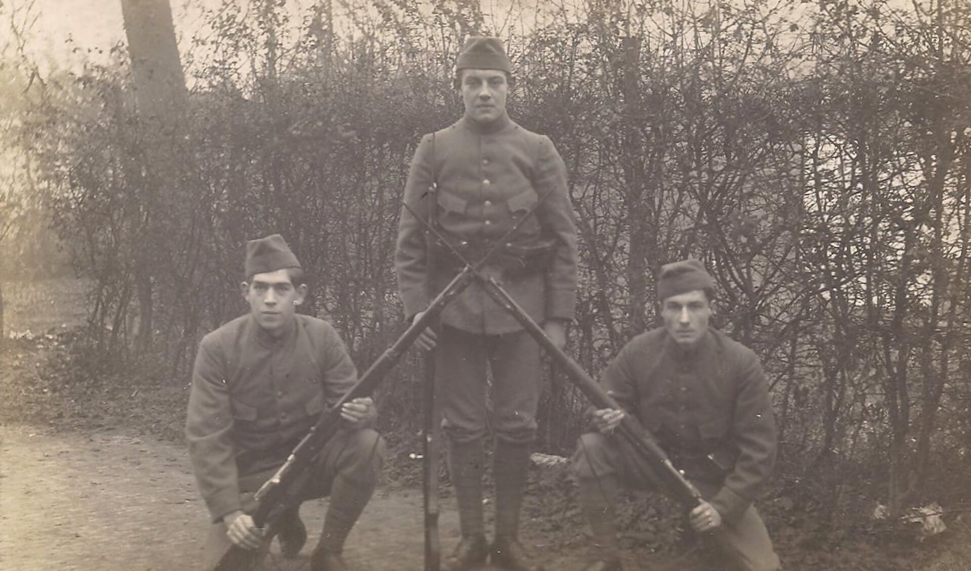 Gerard Wijn is de soldaat rechts op de foto.