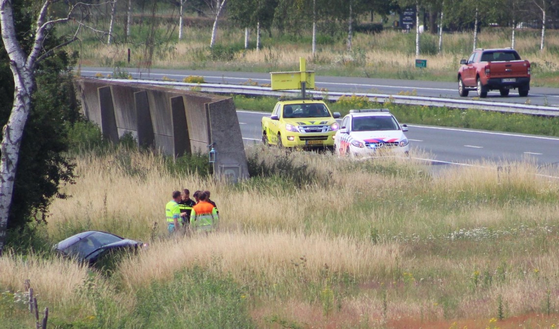 Op deze plek belandde de auto in de sloot.