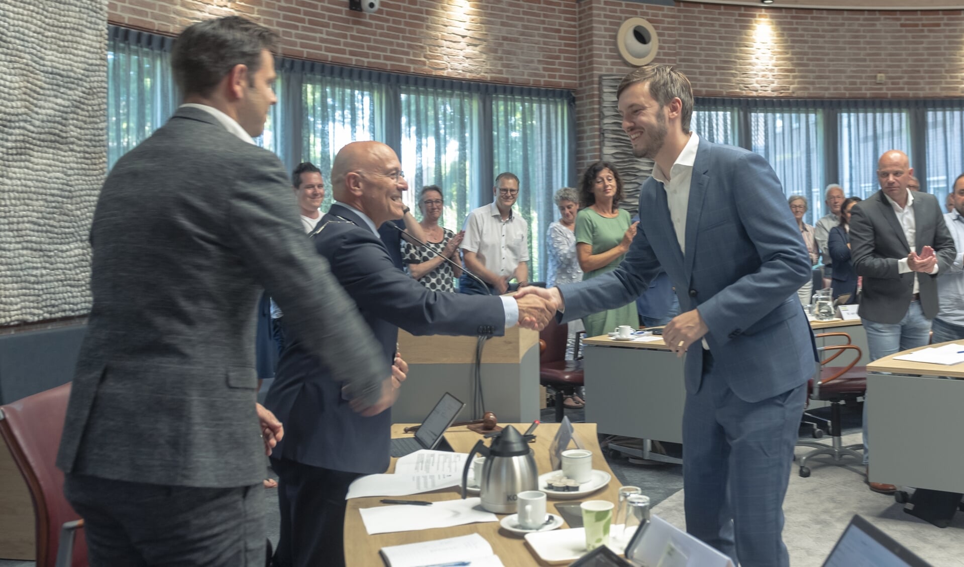 Burgemeester Van Rooij schudt Compagne de hand.