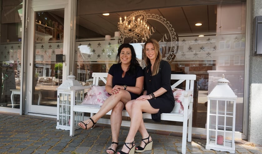 Marlies en Femke (r) voor de salon Bella Plaza. | Fotonummer: 68eedb