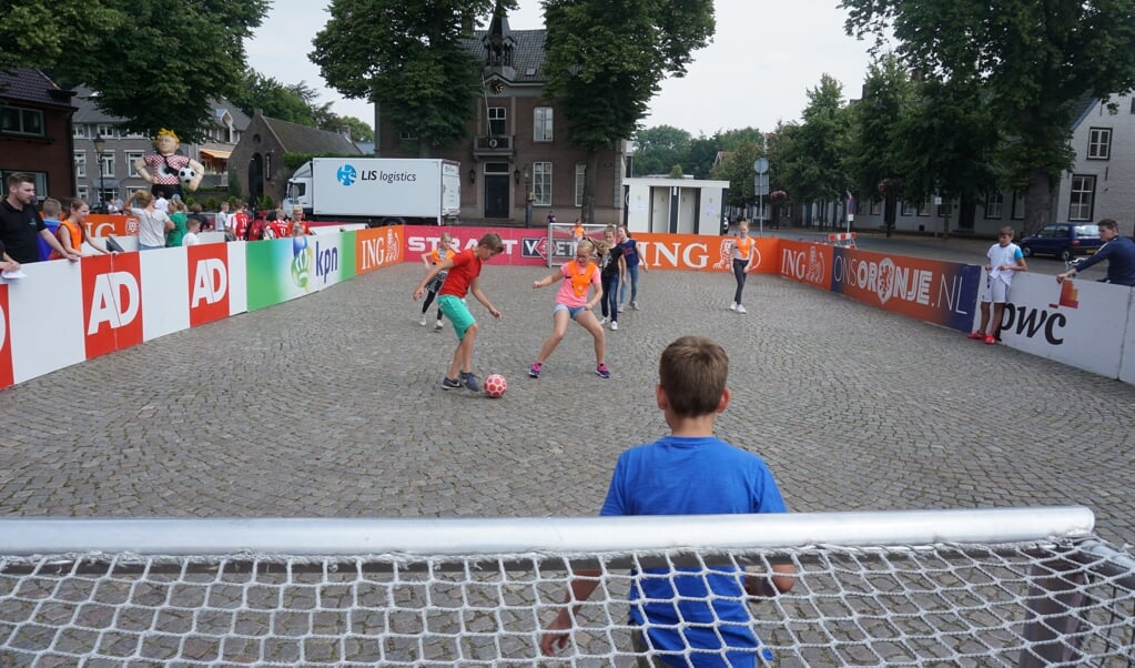 Op de kinderkoppen van de Markt is het soms lastig voetballen.