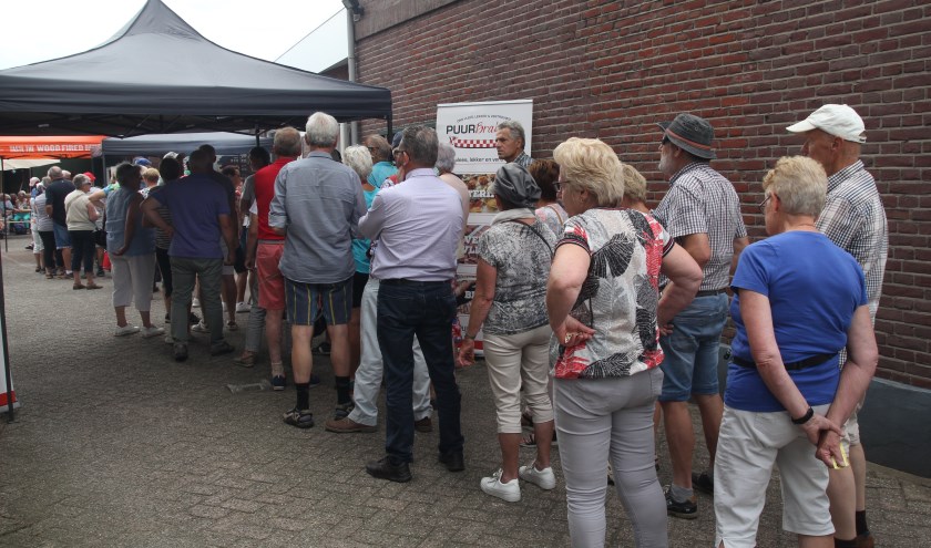 De rij werd al snel gevormd, maar het was het wachten waard. | Fotonummer: f9f44d