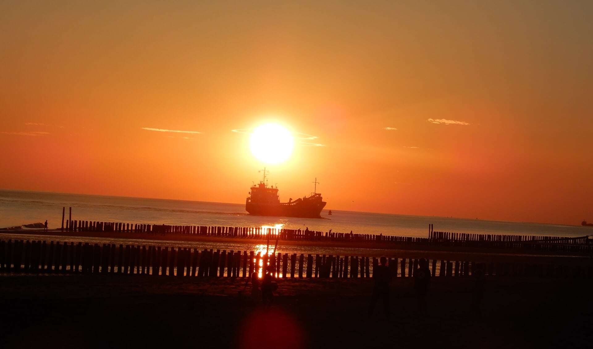 De Zeeuwse zon vangt een schip... foto: Lambert Verhoeven