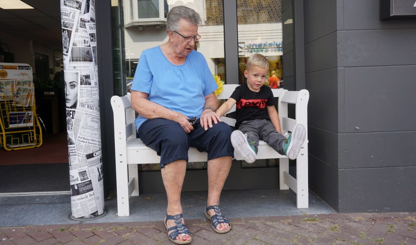 Luka laat trots zijn schoenen zien. | Fotonummer: 40ee84