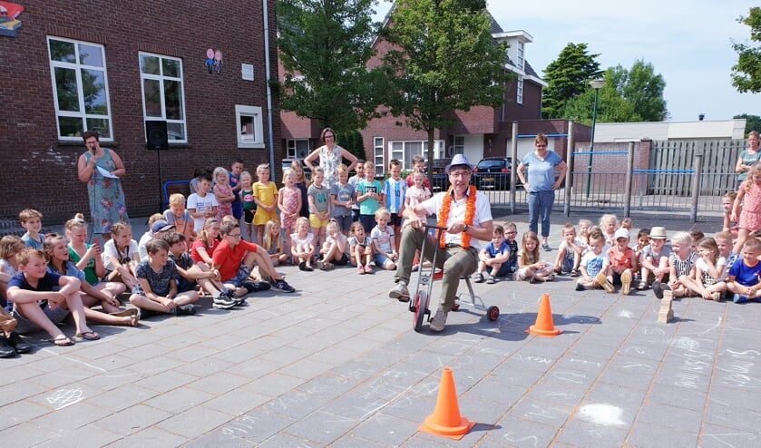 Leuke spelletjes met meneer John! | Fotonummer: a151a8