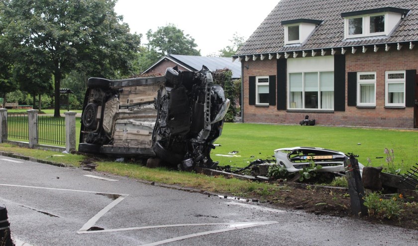 Het busje ligt op zijn kant in de voortuin. | Fotonummer: ec2e11