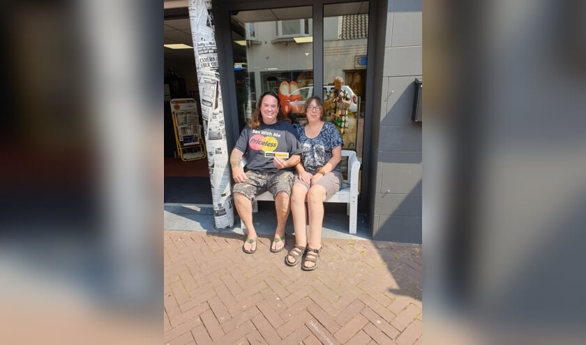 Gezellig samen op 't Buurtbenkske. | Fotonummer: cc9702