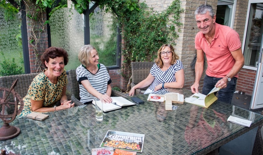 Een gezellige boel bij het terugdenken aan de tijd van Klassestrijd. | Fotonummer: f5f8b7