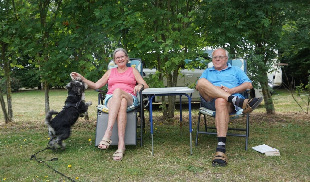 Hilde en Ruud Huisman met hondje Jack.