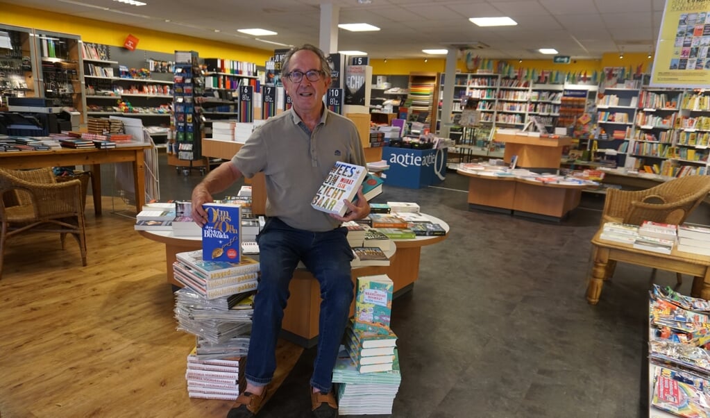 Pieter van de Kamp tussen zijn favoriete boeken gewurmd.