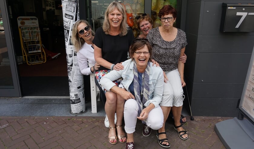 De vier zussen met als tweede van links nicht Gerdine. | Fotonummer: f17a59