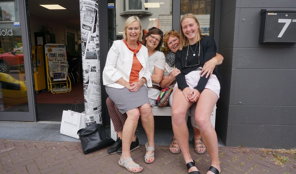Deze dames brachten een gezellig bezoek aan DeMooiRooiKrant.