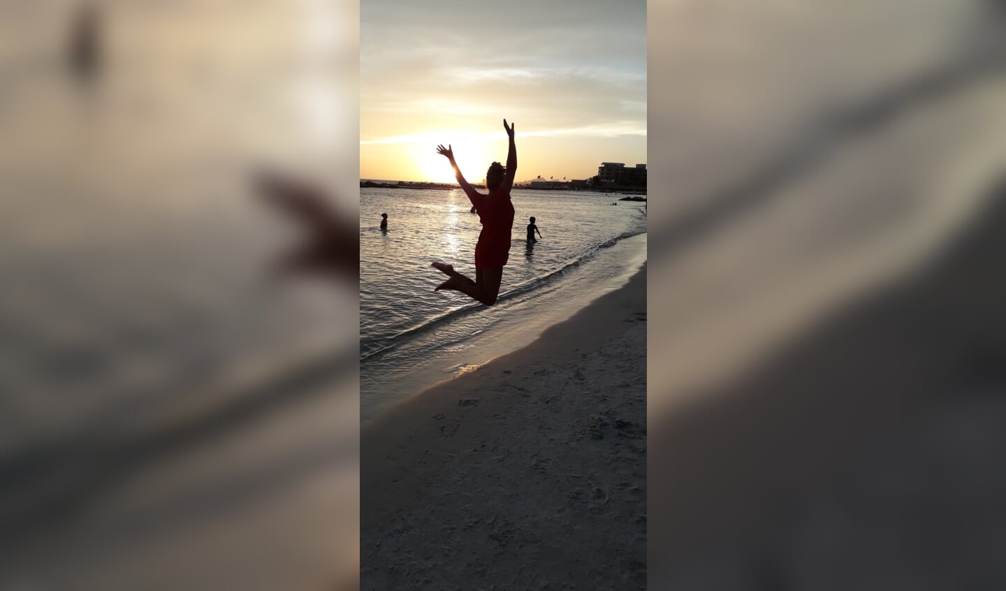 Nikki Robberegt op het strand van Curacao.