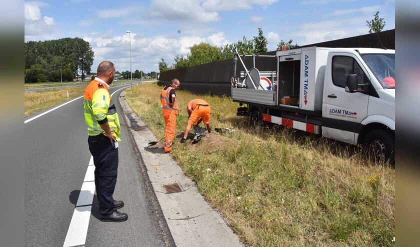 Tegen de klok van twee uur kon de weg weer bijna vrij worden gegeven | Fotonummer: cfdc9d