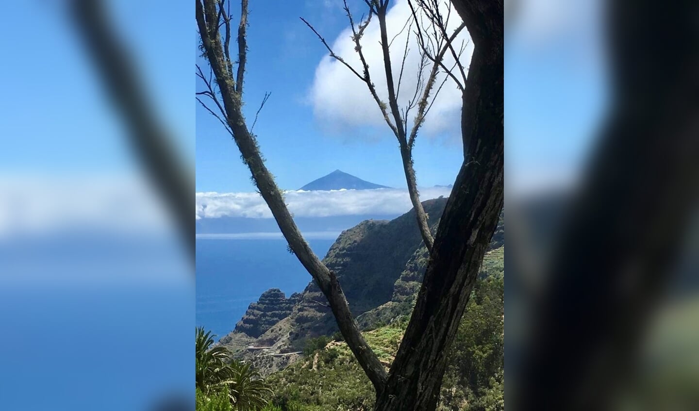 Tenerife in de wolken vanaf La Gomera. Ancella van de Ven