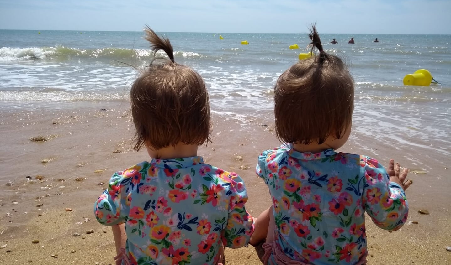 Onze tweeling op het strand van Vendée. Kim van Uden