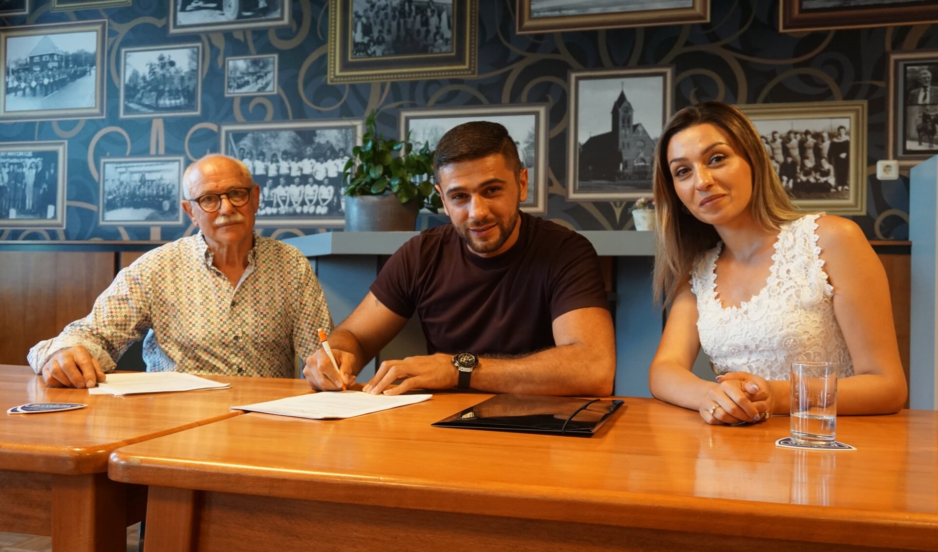 Yegish Yegoian en Suzanna Yegoian tekenen met Ad Maas de pachtersovereenkomst.