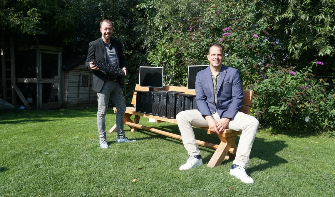 <p>Ruud (l) en Twan van Total Tech met de actie van twee jaar geleden. (archieffoto)</p>