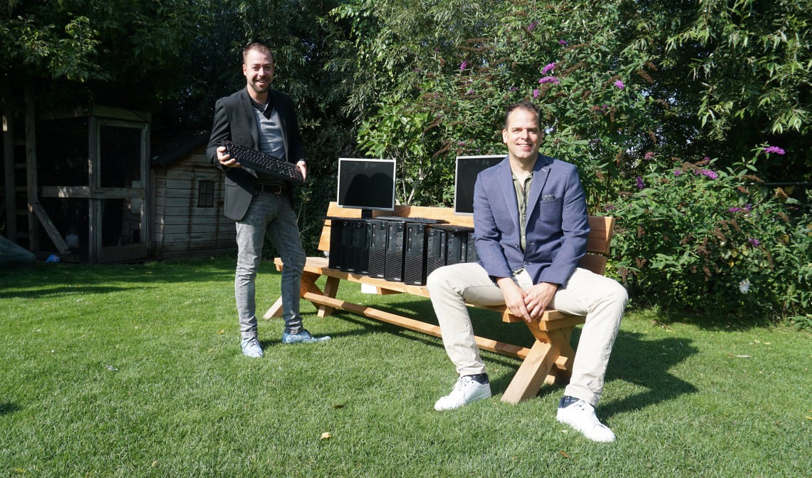 Ruud (l) en Twan laten enkele computers zien die ze gratis weggeven.