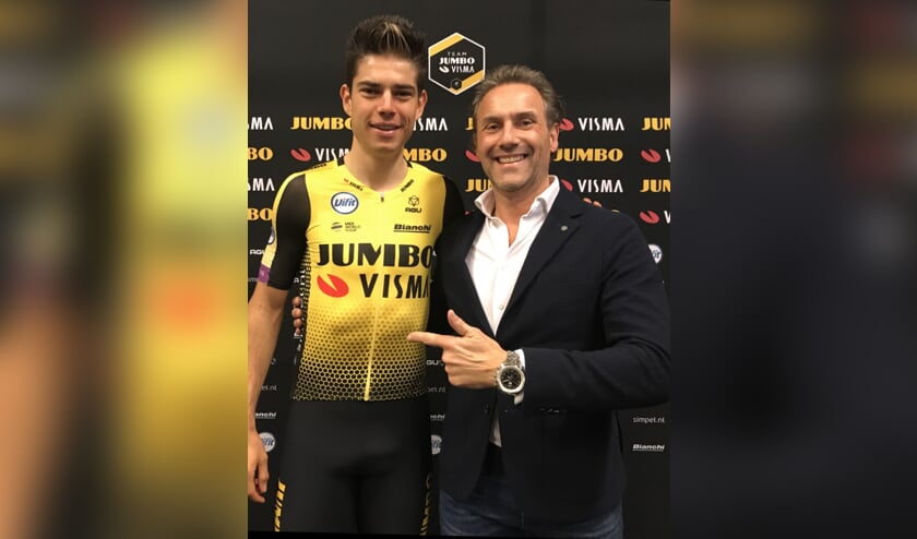 Maurice hier op de foto met etappewinnaar Wout van Aert. | Fotonummer: 7c1208
