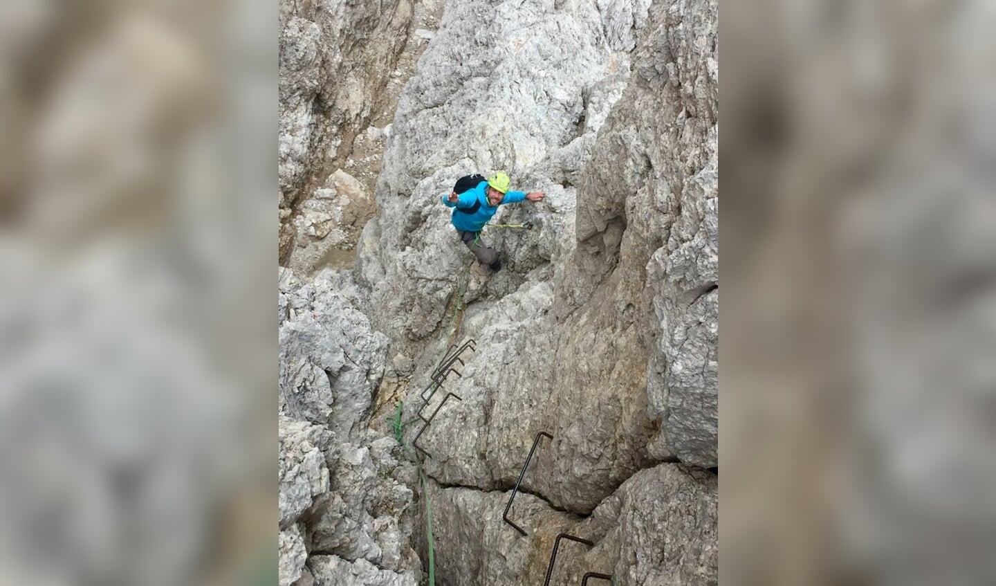 Bas Saris aan het klimmen in de Dolomieten.