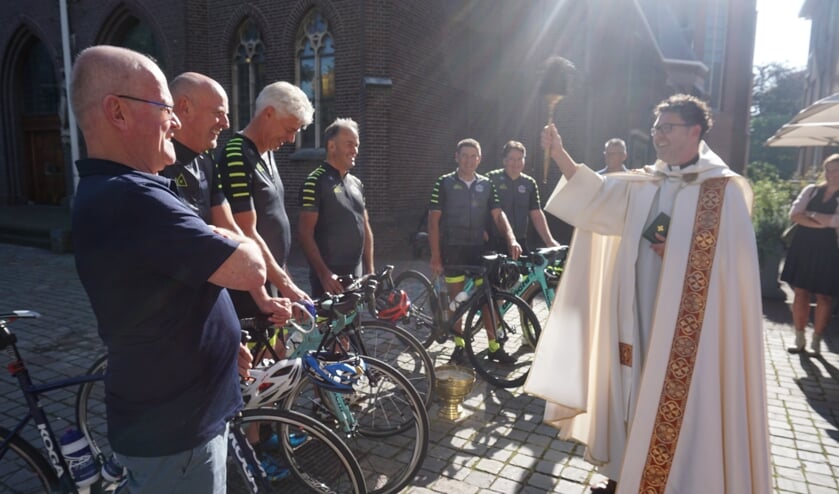 Pastoor Van Aken zegende de mannen voor de kerk. | Fotonummer: 8ea892