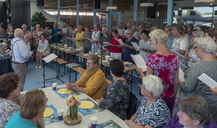 Tijdens de brunch trad een koor op. | Fotonummer: e25520