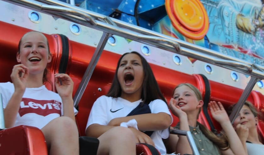 Deze bank is al jaren een goede attractie op Rooi kermis. | Fotonummer: 7fb074