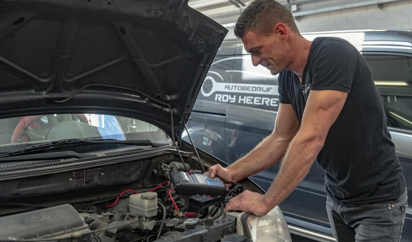 Roy aan het werk in zijn werkplaats. | Fotonummer: 603d0e