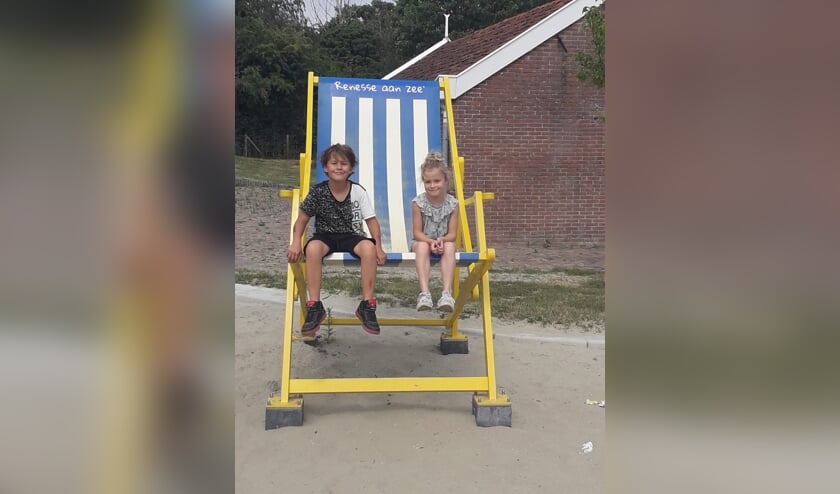 Kyano en Amyra in Renesse op een grote stoel! | Fotonummer: d19ed6