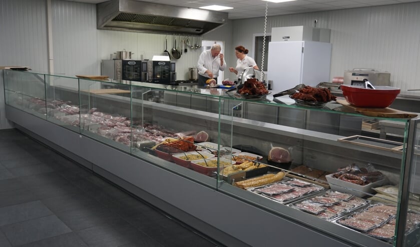 Hier is de open keuken te zien, achter in de zaak. | Fotonummer: b37ad2