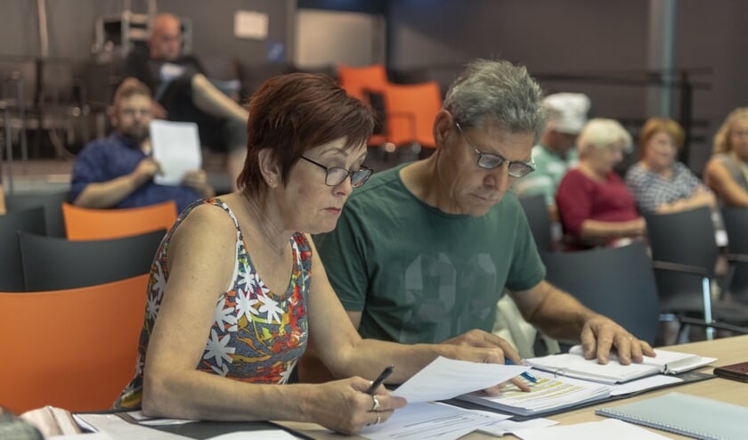 Regisseur Antonet van der Heijden in diepe concentratie. | Fotonummer: 0439a4