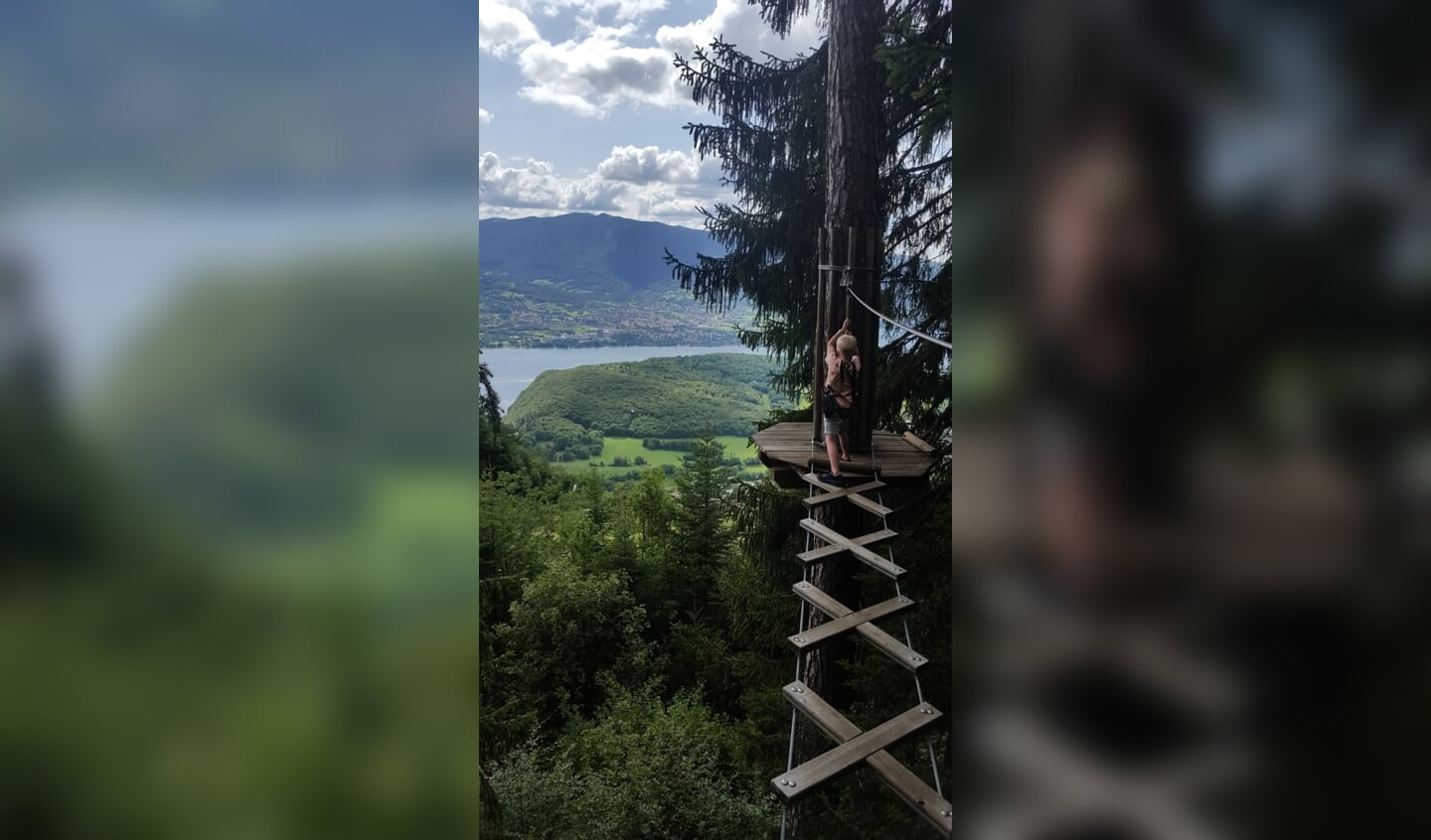 Sam aan het klimmen met prachtig uitzicht over het meer van Annecy. Familie Lahaye