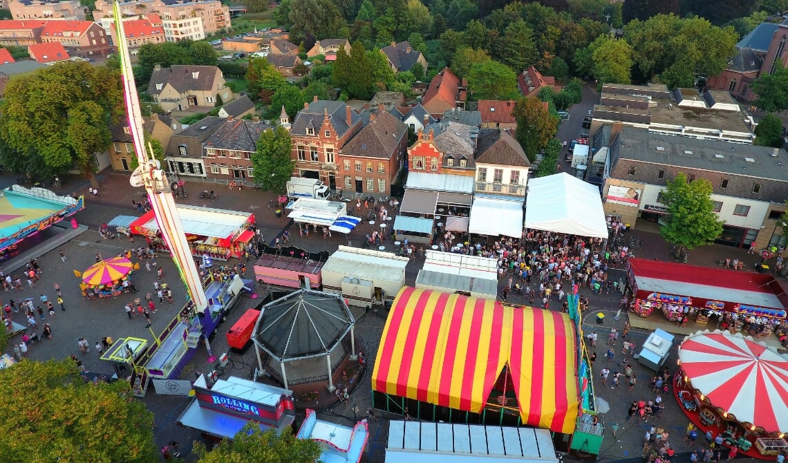 <p>Een luchtfoto van de Rooise kermis.</p>
