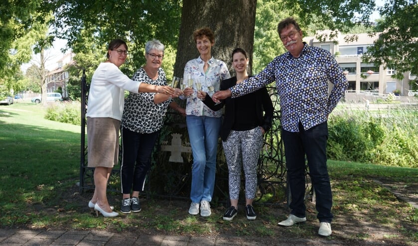 De dames van Rooi Werkt proosten met Bas van Turnhout van DeMooiRooiKrant, | Fotonummer: 1500aa
