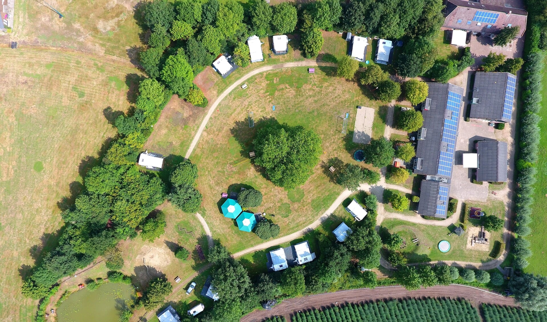 Een luchtfoto van camping Donkershoeve in Sint-Oedenrode.