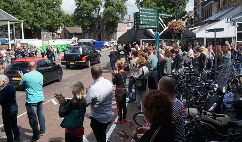 De wagen stopte bij café d'n Dommel voor de deur. | Fotonummer: 5a79c0