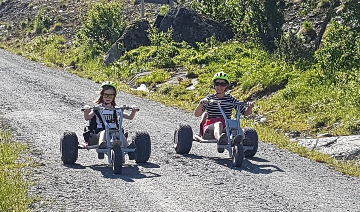 Vet hard met een mountain cart de berg af in Noorwegen. Dieke en Monique van Rossum