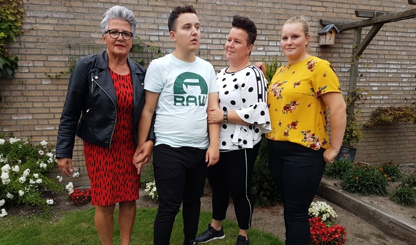 V.l.n.r. tante Steffie, Jesse, moeder Annemarie en zus Chris | Fotonummer: c4e34e